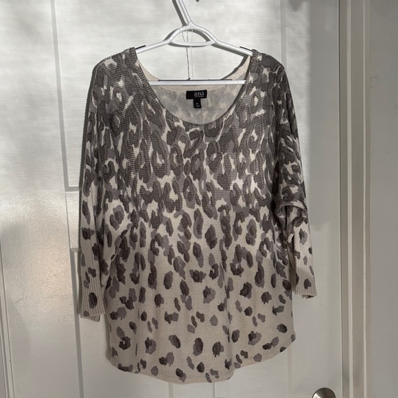 a.n.a. Tops - Sweater a.n.a. Light weight Gray Animal Print EUC size:  XL